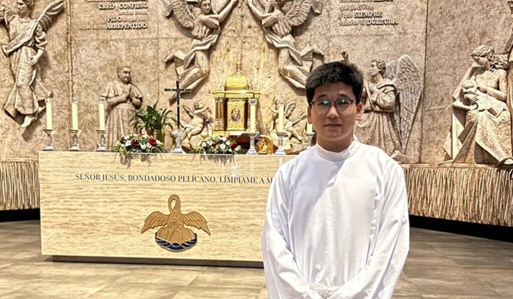 José Chang estudia en Navarra gracias a la Fundación CARF. Ha estado de pastoral en una parroquia madrileña. Foto: CARF