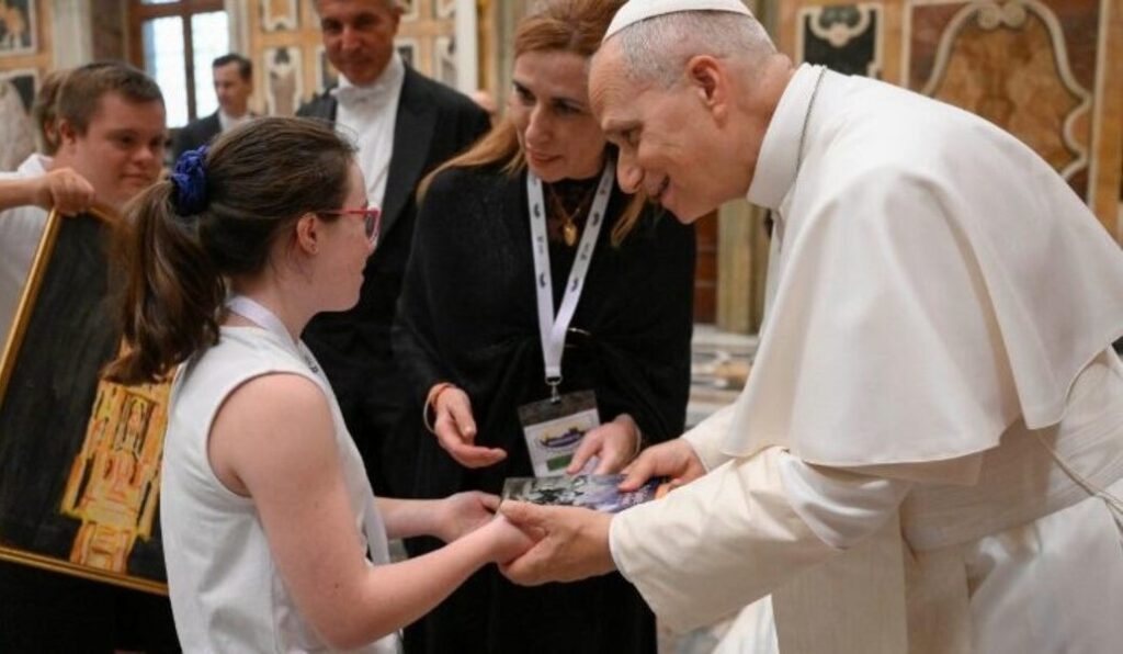 Al concluir la audiencia, el Papa ha saludado a los participantes. Foto: Vatican Media