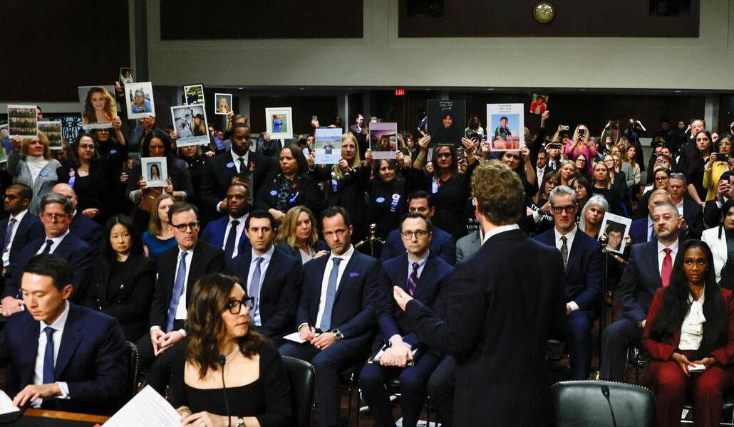 Mark Zuckerberg mientras testifica durante la audiencia del Comité Judicial del Senado. Foto: OSV News/Evelyn Hockstein, Reuters