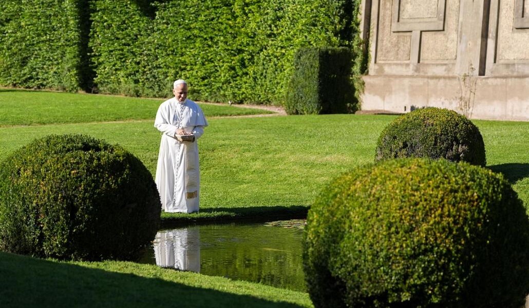 El Papa León XIV en la inauguración del Borgo Laudato si'. Aquí daba de comer a los peces. Foto: CNS photo/Lola Gomez