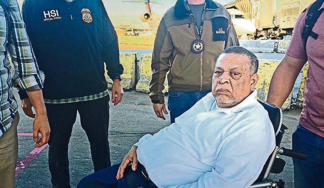El excoronel Montano, en 2017, en manos de los agentes federales de Estados Unidos que procedían a su extradición a España.AP