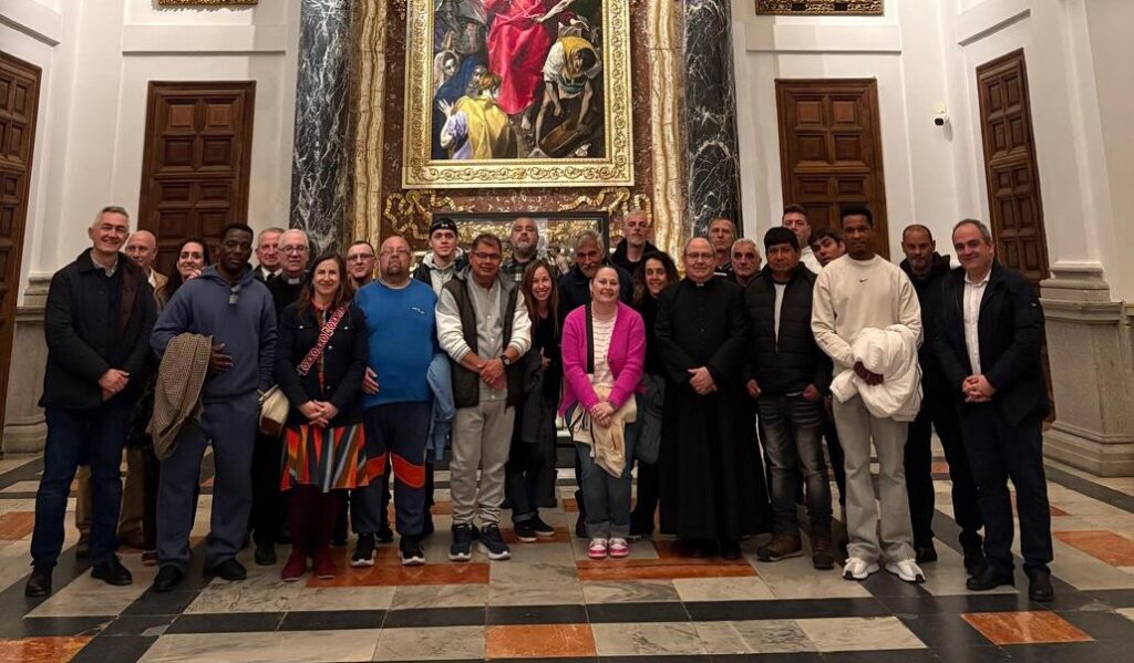 Durante la visita a la catedral de Toledo. Foto: Antigua, Ilustre y Real Cofradía de la Santa Caridad de Toledo
