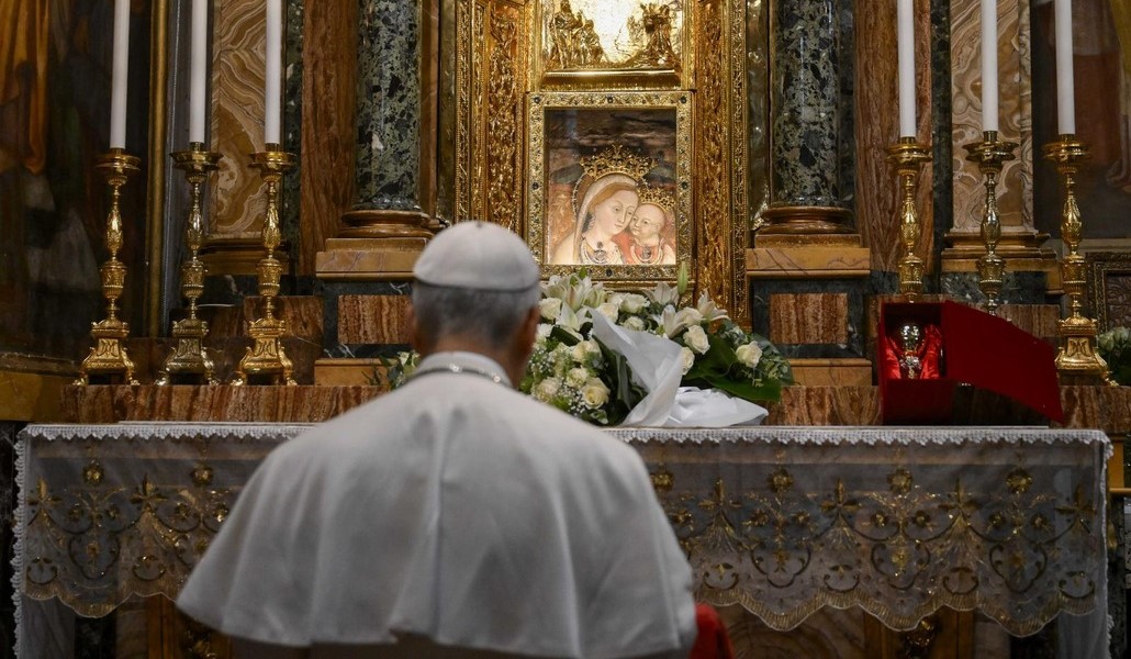 León XIV el 10 de mayo de 2025 rezando ante la imagen de Nuestra Señora del Buen Consejo. Foto: OSV News/ Vatican Media