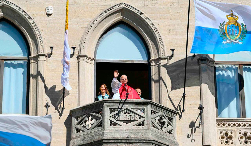 León XIV saluda desde el Palacio Público, la sede de gobierno de San Marino.