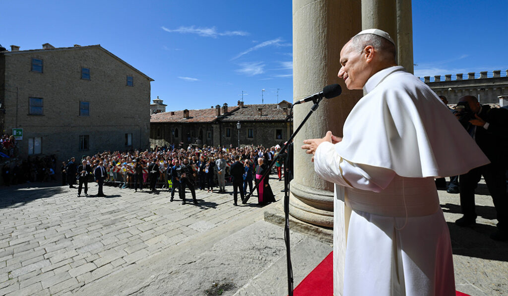 Antes de marcharse, el Papa ha saludado a los jóvenes a los que ha dirigido un breve discurso sin papeles.