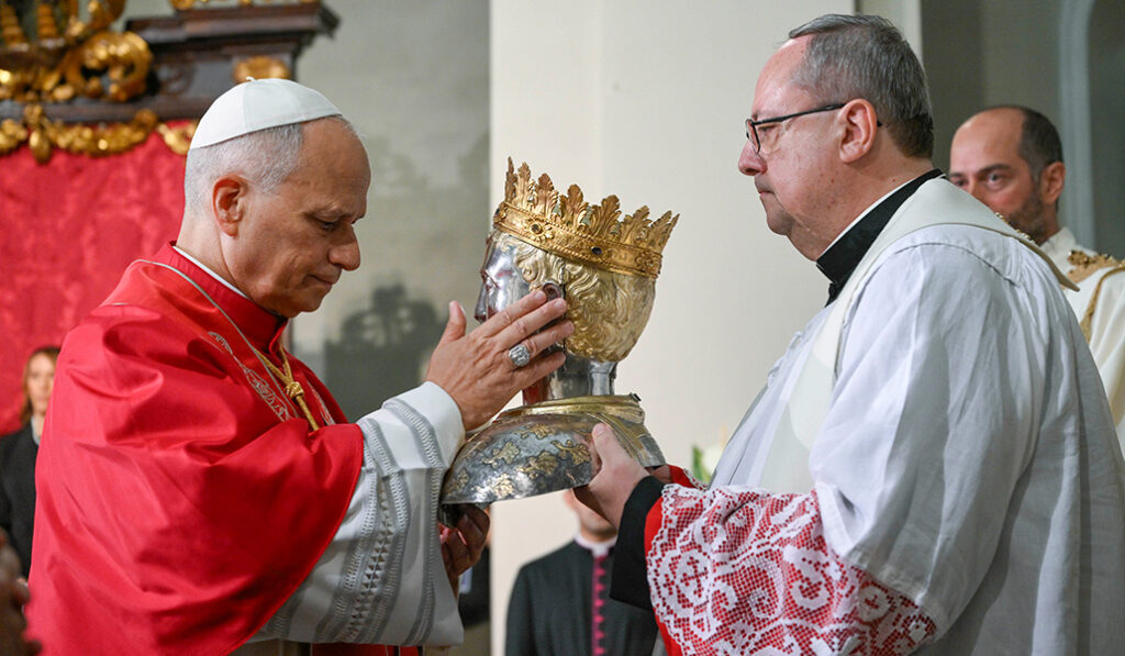 El Papa se ha reunido con la Iglesia de San Marino en la basílica donde ha venerado las reliquias del fundador del país.