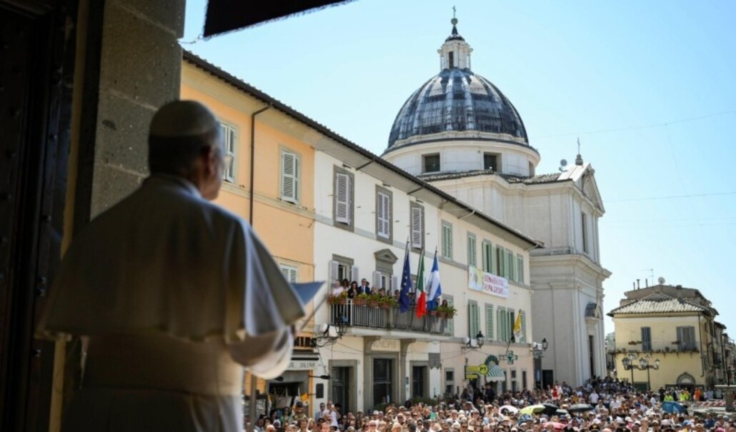 El Papa ha dirigido el rezo del ángelus desde la puerta del Palacio Apostólico de Castel Gandolfo. Foto: Vatican Media