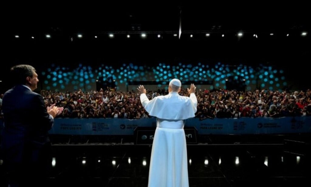 El Papa se ha detenido para dirigir unas palabras a los asistentes al Meeting que estaban en otros pabellones. Foto: Vatican Media