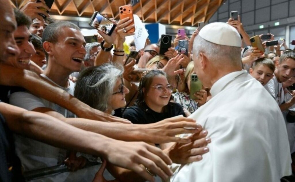 El Pontífice ha saludado a decenas de personas durante su recorrido dentro de la Feria de Rímini. Foto: Vatican Media