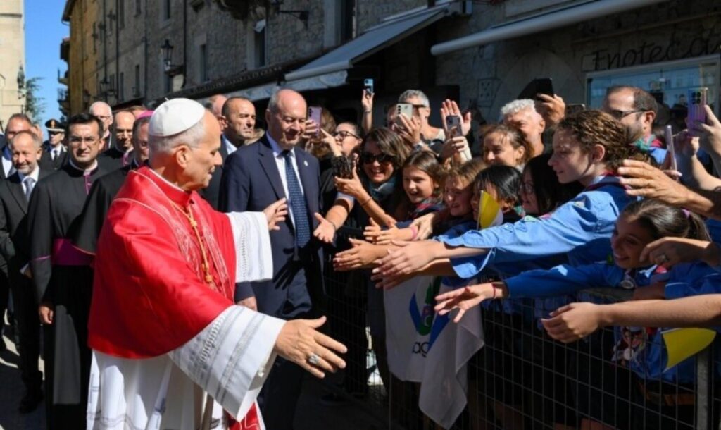 León XIV ha paseado por las principales calles del país saludando a sus habitantes. Foto: Vatican Media