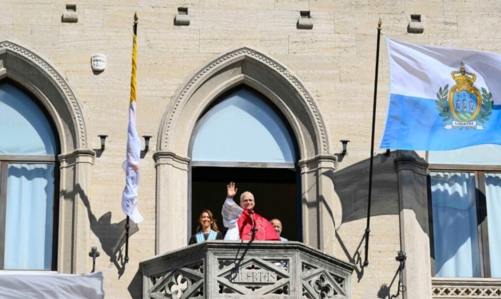 León XIV saluda desde el Palacio Público, la sede de gobierno de San Marino. Foto: Vatican Media