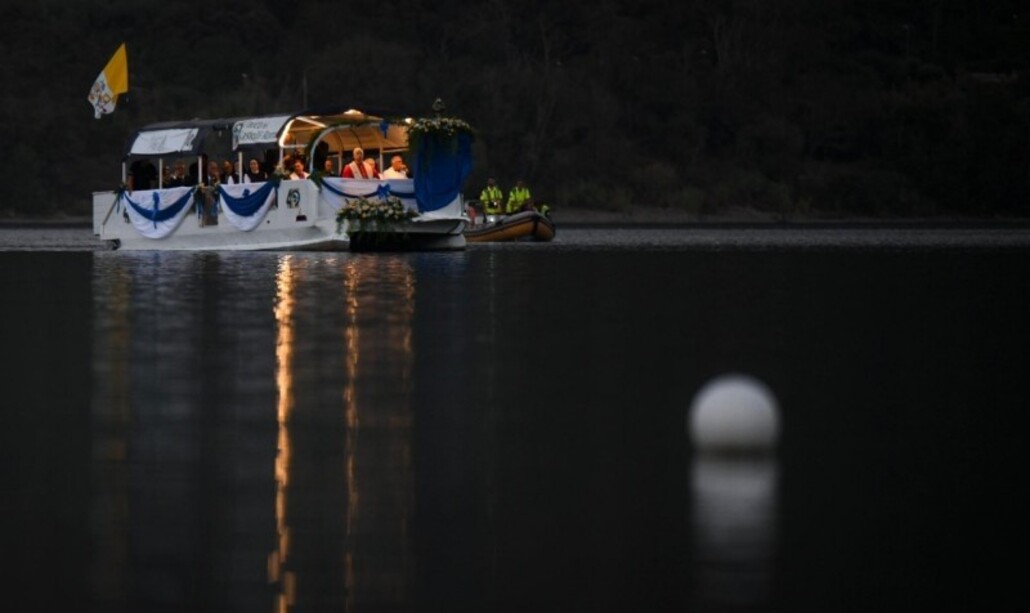 La embarcación ha navegado en el lago de Albano durante unos 25 minutos. Foto: Vatican Media
