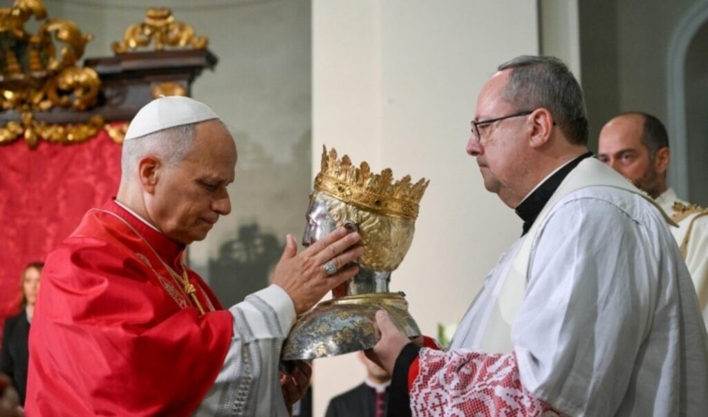 El Papa se ha reunido con la Iglesia de San Marino en la basílica donde ha venerado las reliquias del fundador del país. Foto: Vatican Media