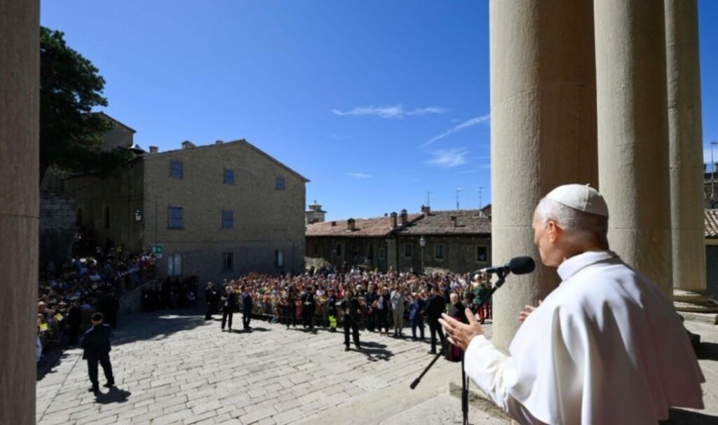 Antes de marcharse, el Papa ha saludado a los jóvenes a los que ha dirigido un breve discurso sin papeles. Foto: Vatican Media
