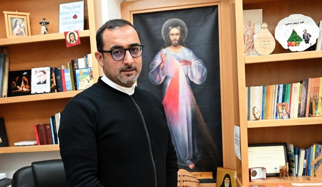 Taybeh tiene unos 1.500 habitantes. Bashar Fawadleh es el párroco latino. Foto: OSV News photo/Debbie Hill