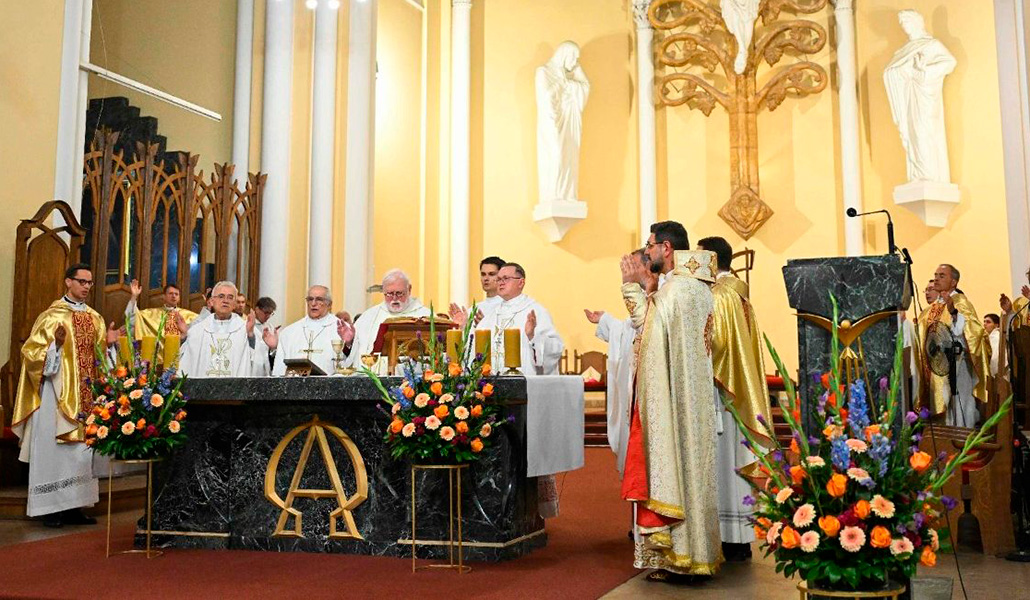 El arzobispo Gallagher durante la Misa en la catedral de la Inmaculada Concepción de Moscú.