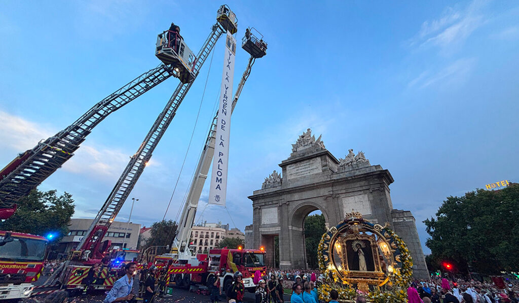 Un momento de la exhibición de los bomberos en la Puerta de Toledo.