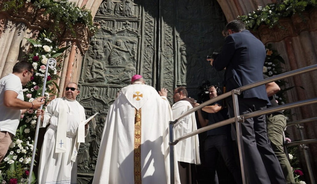 Momento en el que el arzobispo de Toledo abre la Puerta Santa de Guadalupe. Foto: Archidiócesis de Toledo