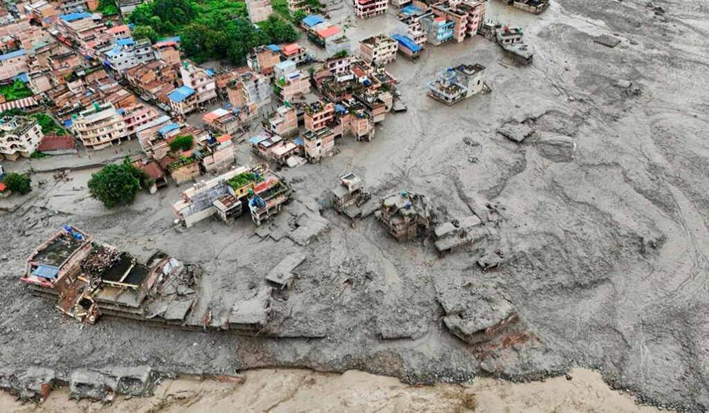 Una vista desde un dron muestra el barro cubriendo propiedades en Trishuli, en el distrito nepalí de Nuwakot, el 27 de agosto de 2026, tras el aluvión.