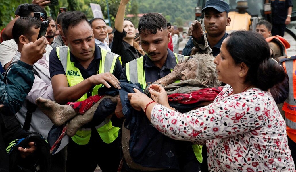 Agentes de policía trasladan a una persona mayor superviviente a un lugar seguro en Trishul. Foto: OSV News/Navesh Chitrakar, Reuters