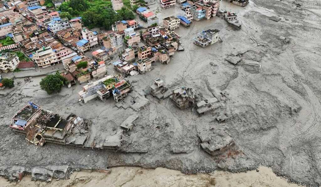 Una vista desde un dron muestra el barro cubriendo propiedades en Trishuli, en el distrito nepalí de Nuwakot, el 27 de agosto de 2026, tras el aluvión. Foto: Foto OSV News/Navesh Chitrakar, Reuters