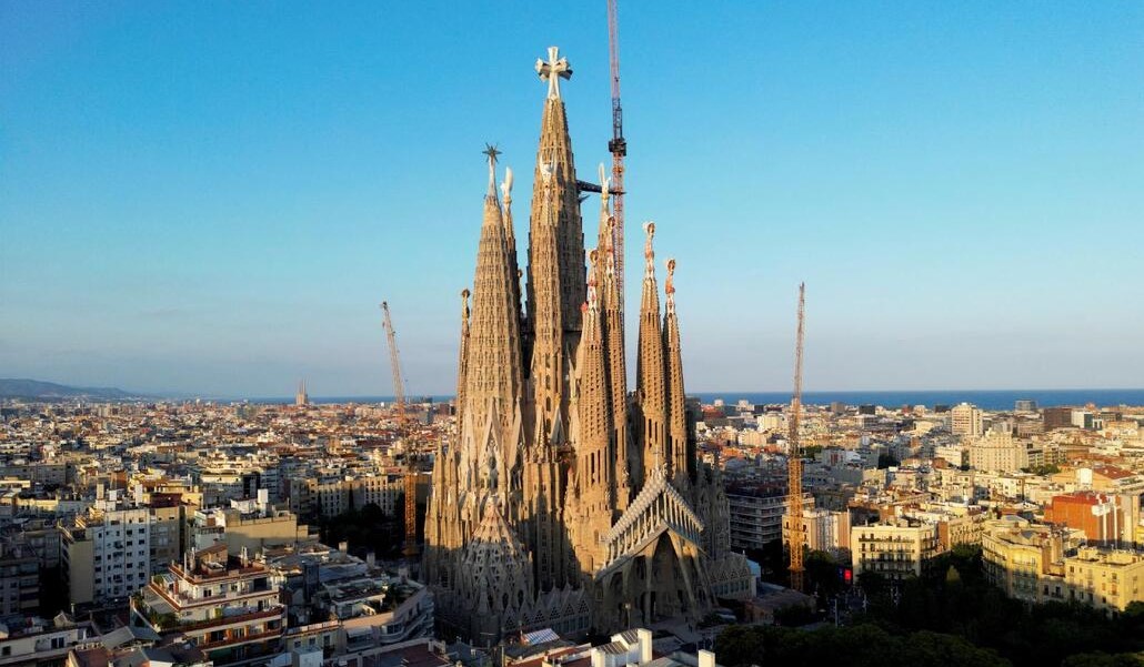 Imagen aérea de la basílica de la Sagrada Familia. OSV News photo/Guillermo Martinez, Reuters
