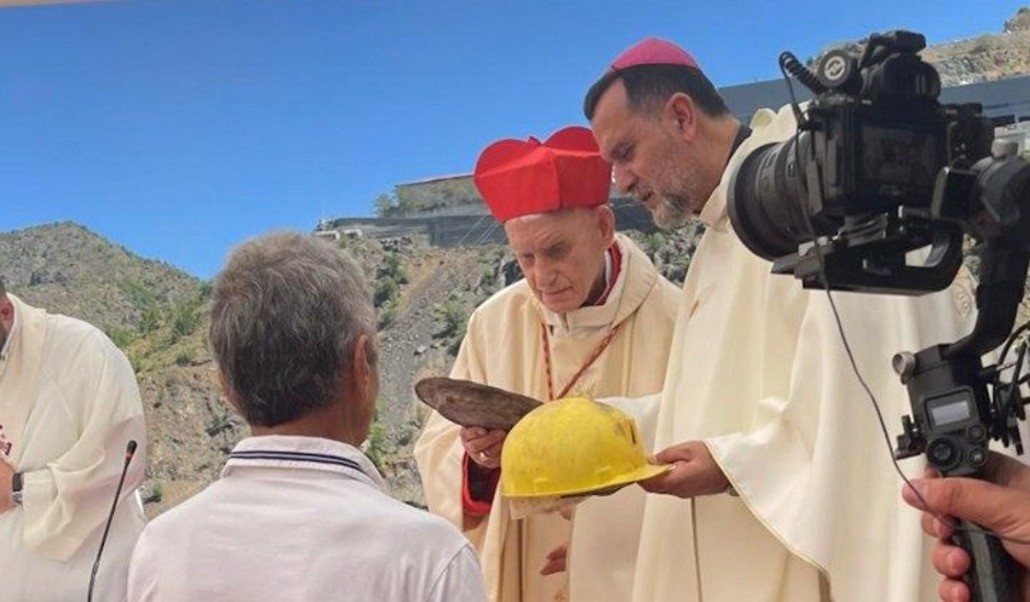 El cardenal llevó a la misa el casco con el que bajaba a las minas cuando realizaba trabajos forzados. Foto: Vatican News