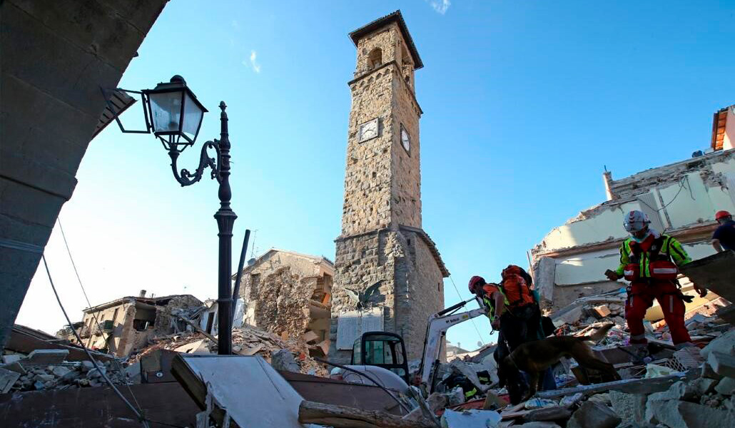El 26 de agosto los bomberos seguían buscando vida bajo los escombros.
