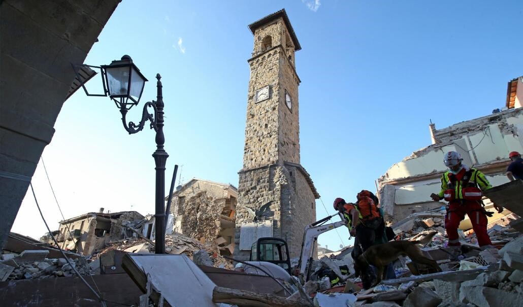 El 26 de agosto los bomberos seguían buscando vida bajo los escombros. Foto: CNS photo/Stefano Rellandini, Reuters