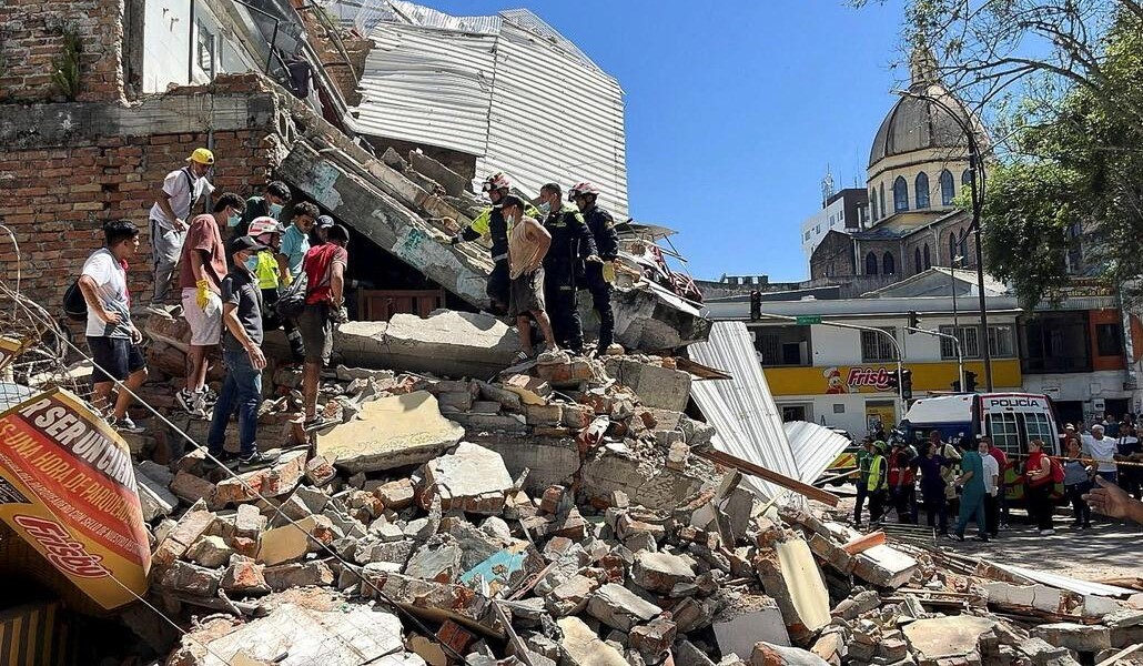 Residentes y personal de emergencia buscan entre los escombros de un edificio parcialmente derrumbado en Pereira, Colombia. Foto: OSV News photo/Stringer, Reuters