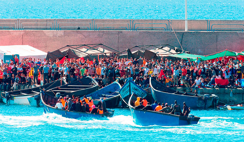 Llegada al muelle de dos pateras en noviembre de 2020.