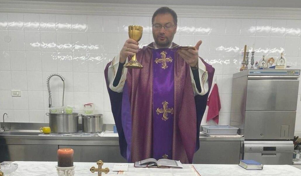 En algunos momentos de la guerra, el nuncio ha llegado a celebrar Misa en la cocina de la nunciatura. Foto: CNS photo/cortesía del arzobispo Kulbokas