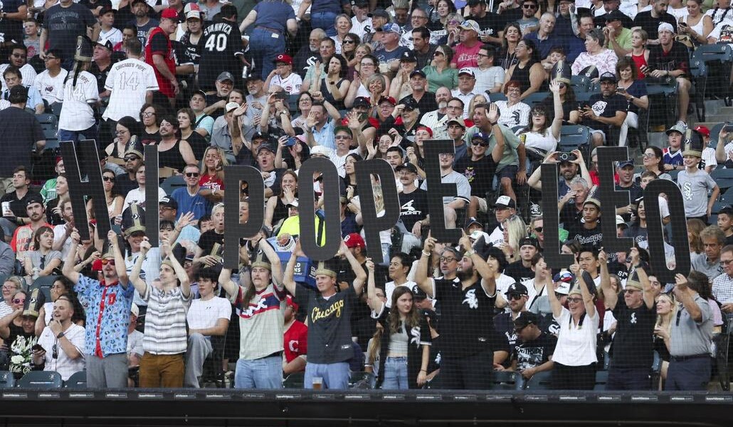 El club repartió gorras con forma de mitra y la afición agotó las 38.000 entradas disponibles. Foto: OSV/cortesía de los White Sox