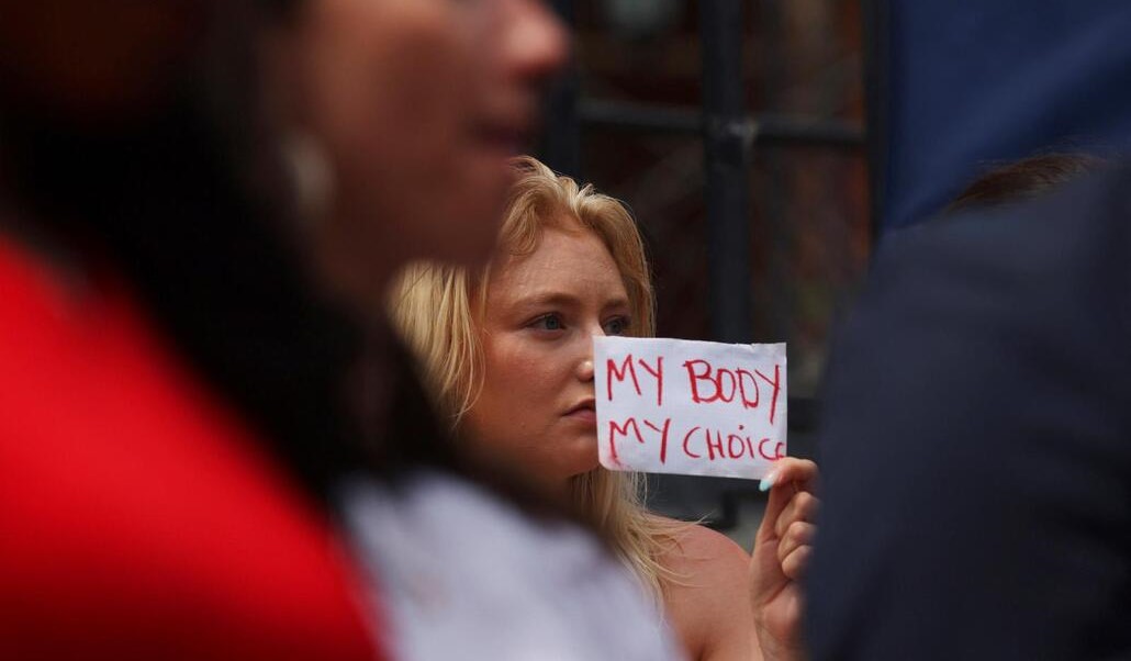 El 10 de agosto de 2026, la gobernadora de Massachusetts, Maura Healey, promulgó una ley que elimina las restricciones legales previas al aborto después de las 24 semanas de embarazo. Foto: OSV News/Brian Snyder, Reuters