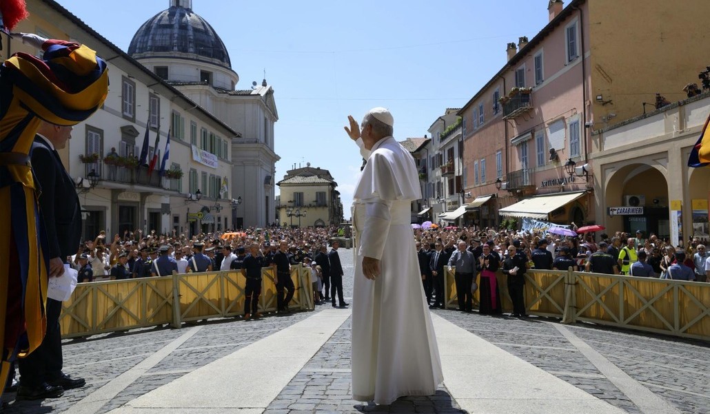 El Papa se despide de los fieles de Castel Gandolfo. Foto: OSV News photo/Simone Risoluti, Vatican Media