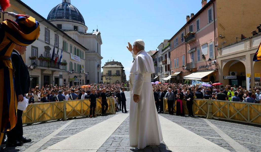El Papa se despide de los fieles de Castel Gandolfo.