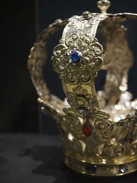 La corona que iba a lucir la Virgen.