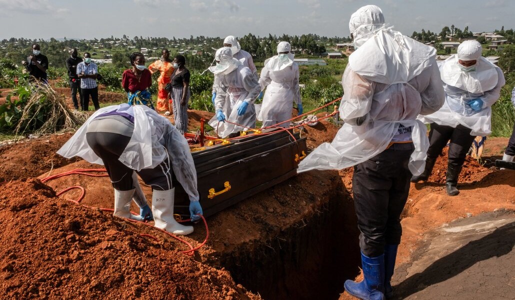 Trabajadores de la Cruz Roja equipados con equipos de protección individual en el cementerio de Nyamurongo, en Bunia, Congo. Foto: Foto OSV News/Reuters