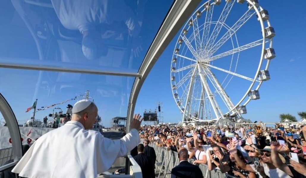 León XIV llegando en papamóvil al puerto de Rímini donde ha presidido la Misa junto a 25.000 fieles. Foto: Vatican Media