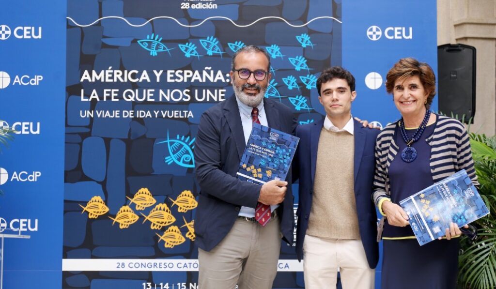 Velasco (izquierda) con el autor del cartel de este año, Carlos Figuero, y María San Gil, directora del congreso. Foto: CEU.