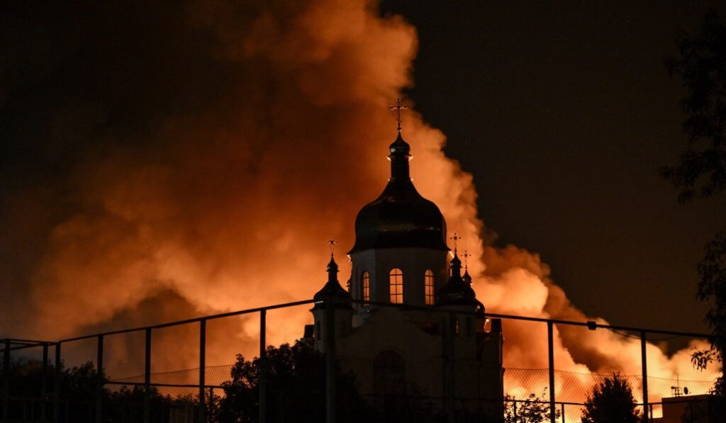 Incendio fruto de un bombardeo de Rusia en Ucrania la semana pasada. Foto: OSV News / Reuters.