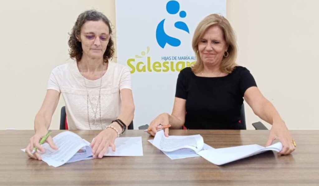 Momento de la firma. Foto: Universidad Loyola.