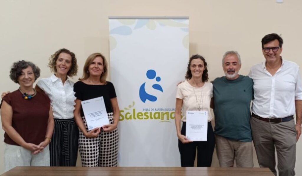 Foto de familia tras la firma del acuerdo. Foto: Universidad Loyola. 