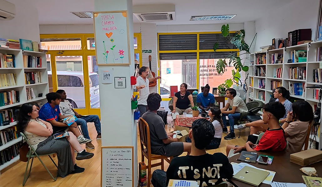 La librería durante una de las actividades.