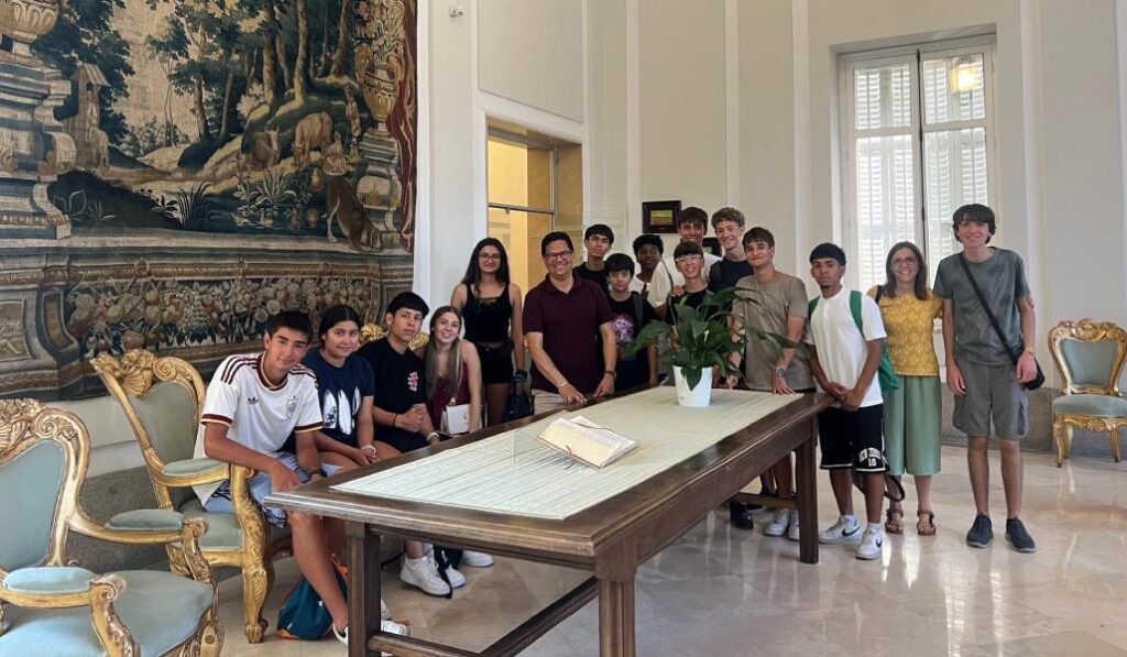 Alumnos de Religión del IES Agora de San Sebastián de los Reyes en una visita a la catedral de la Almudena. Foto: Delegación de Enseñanza.
