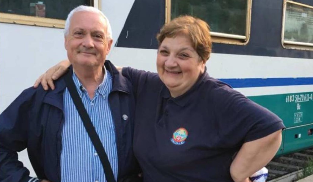 Raco, ya de pie, delante de uno de los trenes que llevan a los enfermos a Lourdes con UNITALSI. Foto: Oficina de las Constataciones Médicas de Lourdes.