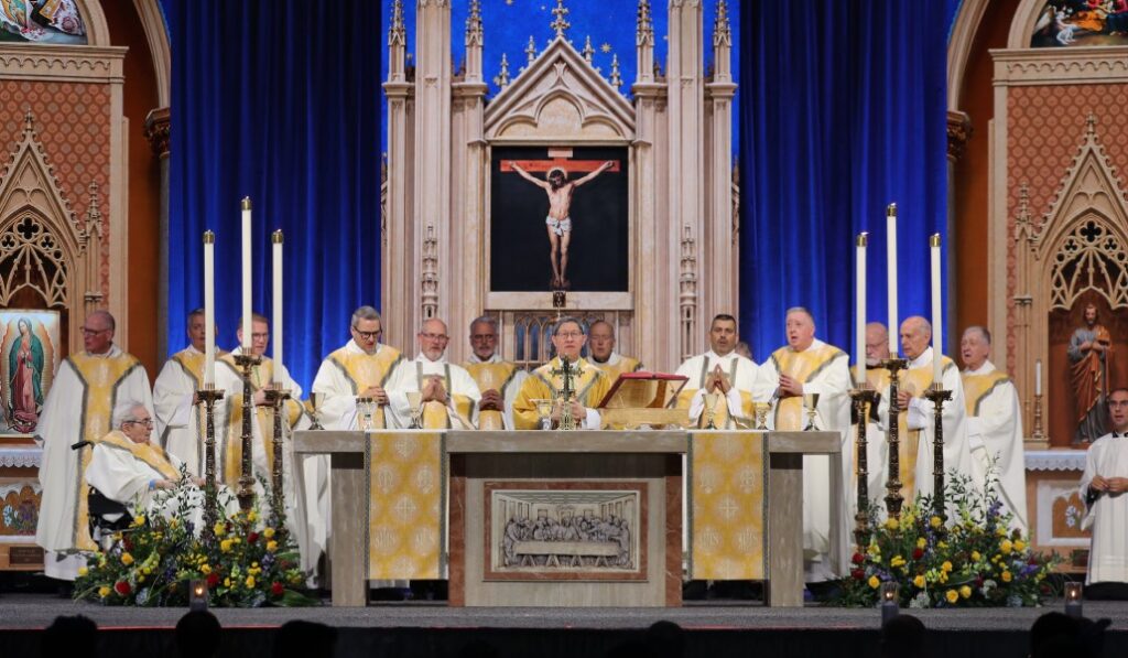 El altar en un momento de la Misa. Foto: OSV News / Bob Roller. 