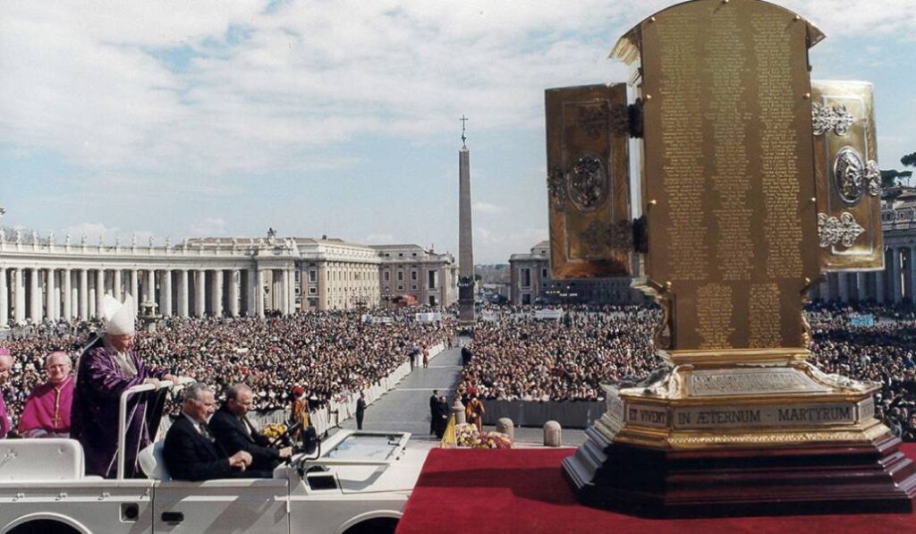 Juan Pablo II durante la beatificación del año 2001. Foto: Archivalencia.