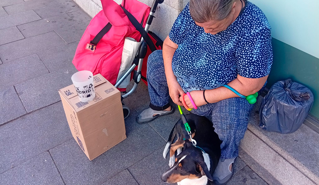 Begoña en la calle, con la perrita que le hace compañía