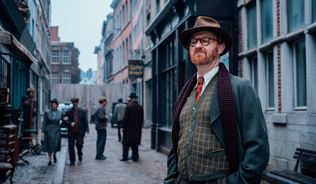 El protagonista, Gabriel Book, es antiguo espía y detective aficionado.